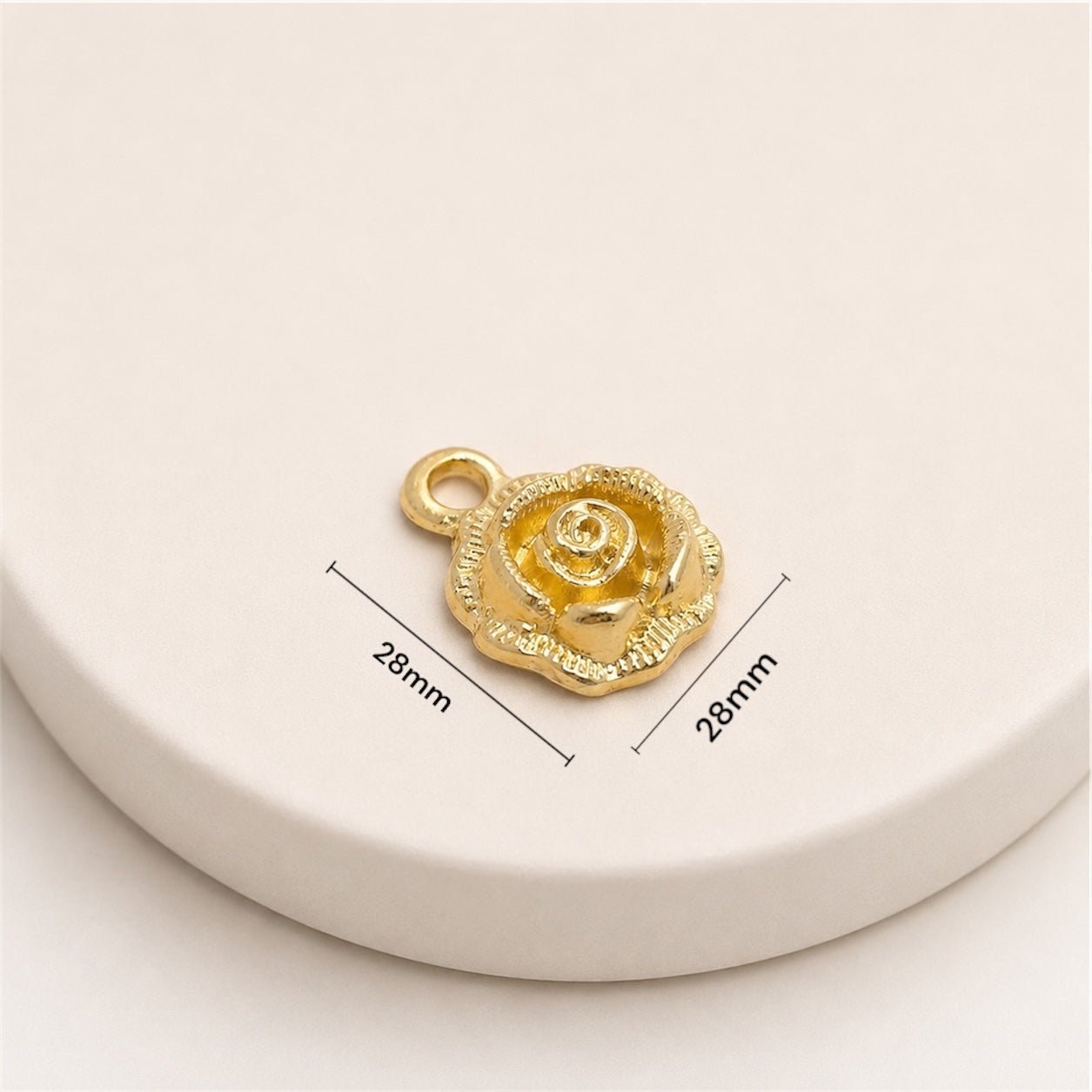 Dije En Figura De Rosa Dorado