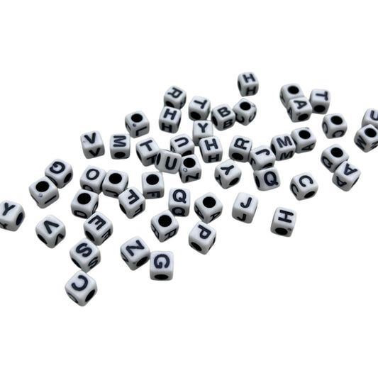 Pepas o letras para bisutería cubica x 20g
