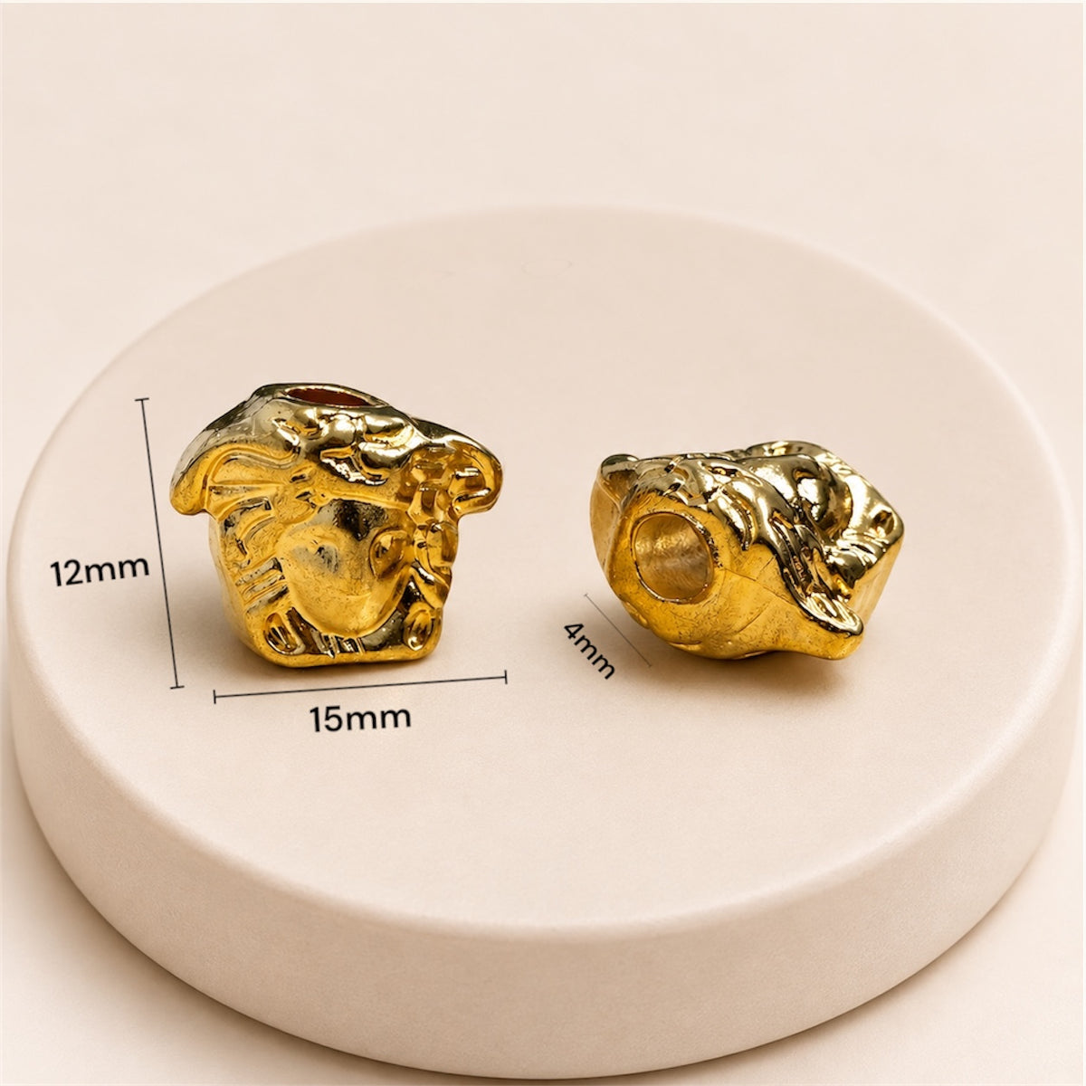 Pasador o Puntera Figura de Medusa Dorado
