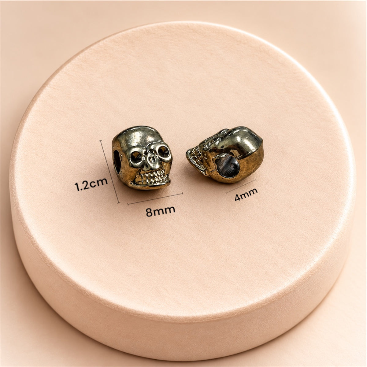 Dije o Pasador dorado figura de Calavera