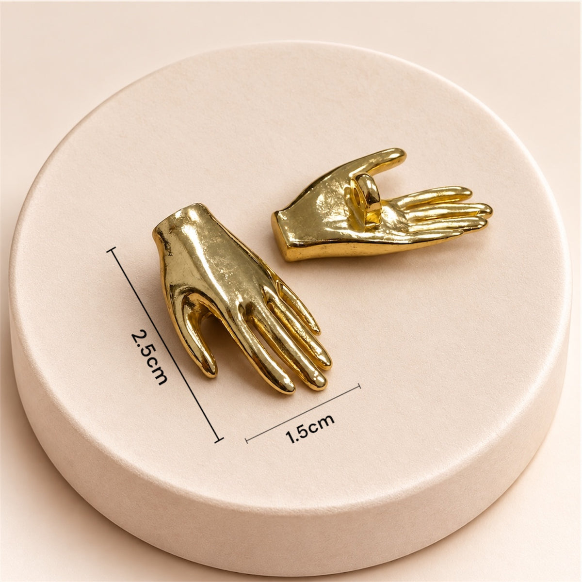 Botón figura de mano dorada